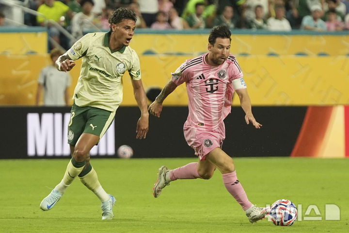 [마이애미가든스=AP/뉴시스] 2025 국제축구연맹(FIFA) 클럽월드컵에 참가한 인터 마이애미(미국)의 리오넬 메시. 2025.06.23.