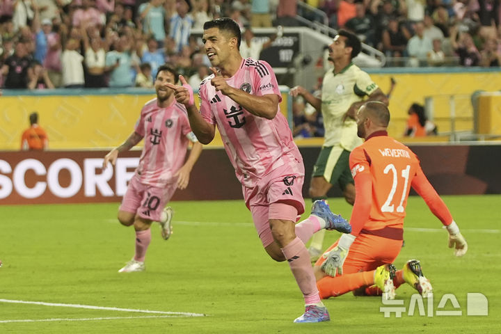 [마이애미가든스=AP/뉴시스] 인터 마이애미(미국)의 루이스 수아레스가 23일(현지 시간) 미 플로리다주 마이애미가든스에서 열린 2025 국제축구연맹(FIFA) 클럽 월드컵 조별리그 A조 3차전 팔메이라스(브라질)와 경기 후반 20분 추가 골을 넣은 뒤 세리머니하고 있다. 2-0으로 앞서가던 마이애미는 후반 막판 2골을 내주며 2-2로 비겨 1승 2무 조 2위로 16강에 진출, 파리생제르맹(PSG, 프랑스)과 8강 진출을 다툰다. 2025.06.24.