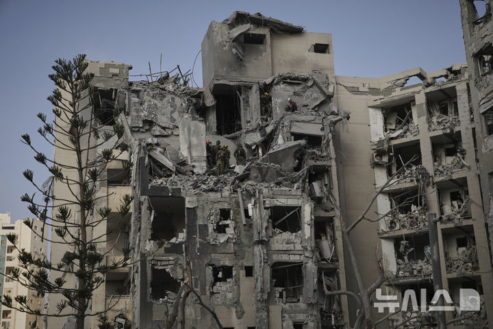 [베르셰바=AP/뉴시스] 24일(현지 시간) 이스라엘 남부 베르셰바에서 군인과 구조대가 이란의 미사일 공격으로 파괴된 주거 건물 잔해를 수색하고 있다. 도널드 트럼프 미국 대통령이 이란과 이스라엘이 휴전에 합의했다고 발표한 가운데 이란의 공습으로 이스라엘 남부에서 최소 4명이 숨졌다. 2025.06.24.