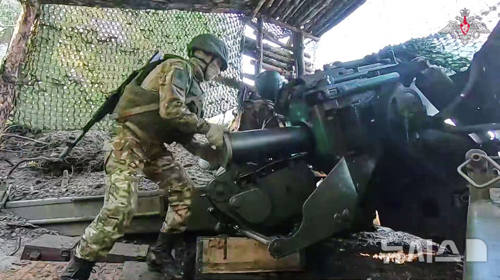 [우크라이나=AP/뉴시스] ﻿﻿우크라이나 군 당국이 러시아군이 중부 드니프로페트로우스크 지역으로 넘어와 거점을 확보하려 하고 있다고 처음으로 공식 확인했다. 사진은 지난 6월 24일(현지 시간) 러시아 군인들이 우크라이나 모처에서 우크라이나 진영을 향해 자이친트-B 152㎜ 야포를 발사할 준비를 하는 모습. 2025.08.27
