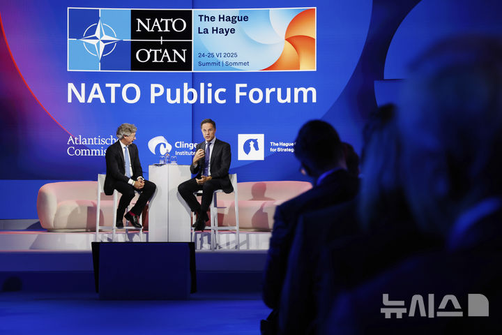 [AP/뉴시스] 나토 정상회의가 24일부터 네덜란드 헤이그에서 개최되는 가운데 본격 정상 세션에 앞서 포럼 행사에 마르크 뤼터 사무총장이 참석해 말하고 있다