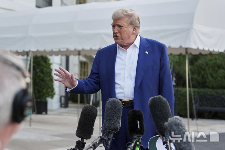 [AP/뉴시스] 도널드 트럼프 미 대통령이 24일 아침 7시 헤이그 나토 정상회의 참석차 네덜란드로 떠나면서 백악관서 기자들에게 말하고 있다. 트럼프는 내일 새벽 2시께 헤이그에 도착할 예정이다
