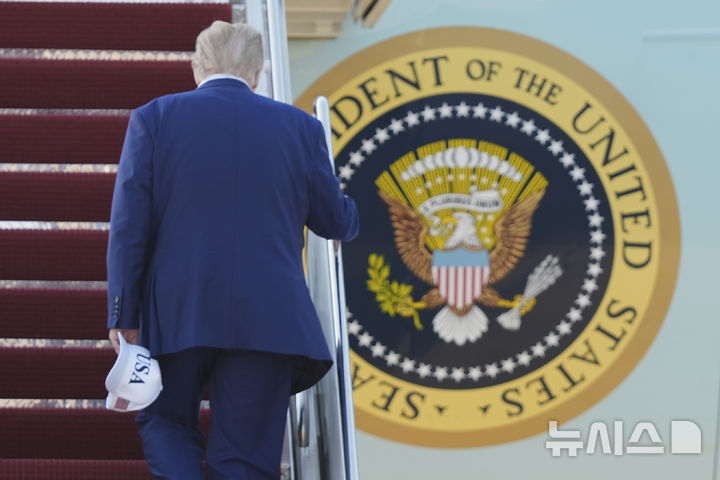 [앤드루스합동기지=AP/뉴시스]도널드 트럼프 미국 대통령이 24일(현지 시간) 메릴랜드주 앤드루스합동기지에서 대통령 전용기에 탑승하고 있다. 2025.06.24.