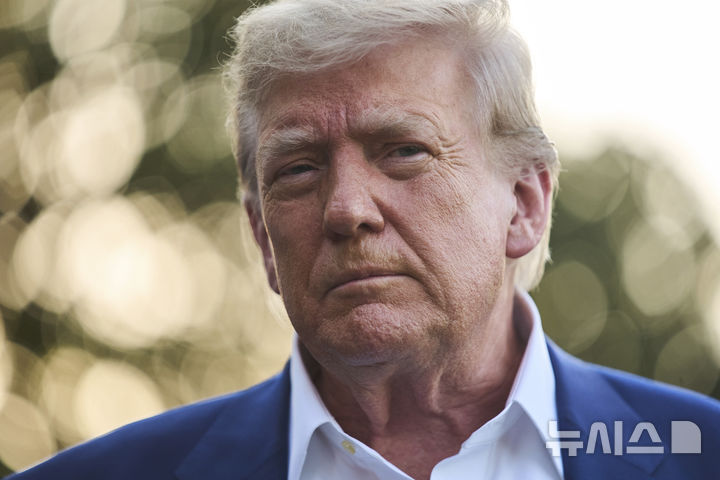 [워싱턴=AP/뉴시스]도널드 트럼프 미국 대통령이 24일(현지 시간) 백악관 남쪽에서 헬기에 탑승하기 전 기자들의 질문을 듣고 있다. 2025.06.24.