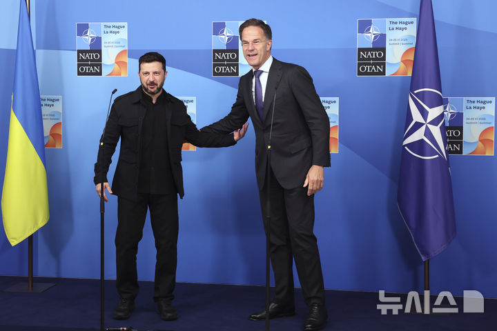 <font style="vertical-align: inherit;"><font style="vertical-align: inherit;">[헤이그=AP/뉴시스] 볼로디미르 젤렌스키 우크라이나 대통령과 마크 뤼터 NATO 사무총장이 24일(현지 시간) 네덜란드 헤이그에서 열린 NATO 정상회의 계기 양자회담에 참석해 기념촬영 하고 있다. 2025.06.26.</font></font>