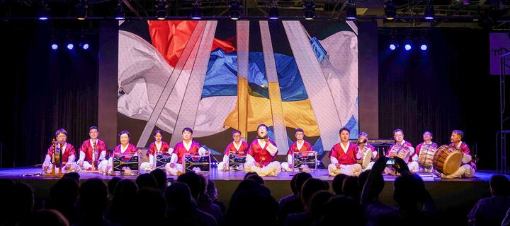 [서울=뉴시스] 크라운해태제과 임직원들이 '2025 오사카엑스포' 실내 페스티벌 스테이션에서 사물놀이 삼도농악가락을 공연하고 있다. (사진=크라운해태 제공) 2025.06.24. photo@newsis.com *재판매 및 DB 금지