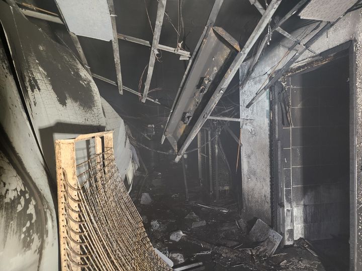 [부산=뉴시스] 23일 오후 8시47분께 부산 사상구의 한 제조공장 4층에서 원인이 밝혀지지 않은 불이 났다. 불은 공장 내부와 기계 등을 태워 2100만원(소방t서 추산) 상당의 재산피해를 내고 1시간30여분만에 진화됐다. (사진=부산소방재난본부 제공) 2025.06.24. photo@newsis.com *재판매 및 DB 금지