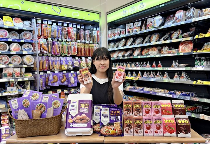 [서울=뉴시스] 편의점 CU를 운영하는 BGF리테일은 최근 편의점에서 초저가 상품을 찾는 수요가 크게 증가하고 있다고 24일 밝혔다. (사진=BGF리테일 제공) *재판매 및 DB 금지