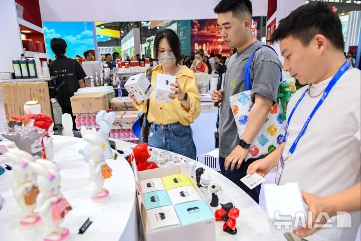 [뉴시스] 중국 공산당 기관지 인민일보가 청소년들 사이에서 유행하는 랜덤 박스 소비가 중독 수준이라며 규제 필요성을 경고했다. (사진=scmp) 2025.06.20 