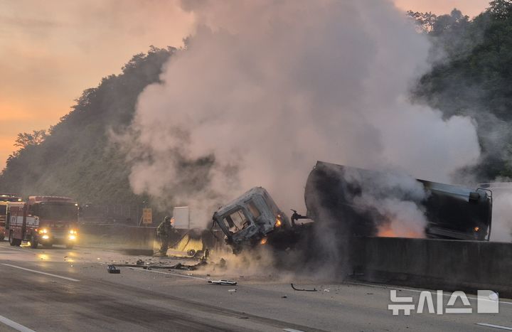 영천시 금호읍 경부고속도로 살수차 중앙분리대 충돌 사고 현장