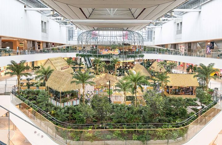 [서울=뉴시스]현대백화점은 본격적인 휴가철을 맞아 전국 백화점 점포에서 여름 테마 행사 '후이 후이 마우이(Hu‘i Hu‘i Maui)'를 진행한다고 24일 밝혔다.(사진=현대백화점 제공) *재판매 및 DB 금지