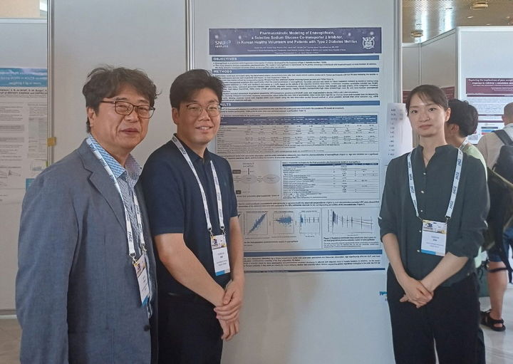 [서울=뉴시스] 2025 PAGE 학회에서 엔블로 약동학 모델링 연구결과를 발표한 서울대학교병원 임상약리학과 연구팀. 왼쪽부터 서울대학교 임상약리학과 장인진 교수, 연구원 김현철·김윤진. (사진=대웅제약 제공) 2025.06.24. photo@newsis.com *재판매 및 DB 금지