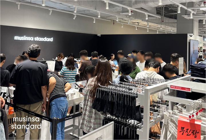 [서울=뉴시스] 무신사가 전개하는 모던 베이식 캐주얼웨어 브랜드 '무신사 스탠다드(MUSINSA STANDARD)'가 신규 개점한 신세계 프리미엄아울렛 시흥점이 흥행하고 있다고 24일 밝혔다. (사진=무신사 제공) *재판매 및 DB 금지