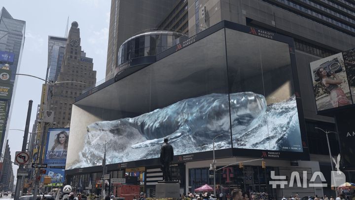 [서울=뉴시스] 뉴욕 타임스스퀘어에서 선보인 디스트릭트 작품.