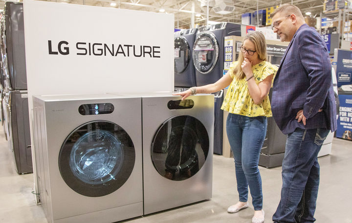 [서울=뉴시스]LG전자는 최근 미국 대표 종합 가전 유통 업체 '로우스(Lowe's)'에 'LG 시그니처' 29인치 세탁기와 건조기 제품 공급을 시작했다. 고객이 로우스 매장에 전시된 'LG 시그니처' 세탁기 및 건조기 제품을 둘러보고 있다. (사진 = LG전자) 2025.06.24. photo@newsis.com&nbsp; *재판매 및 DB 금지