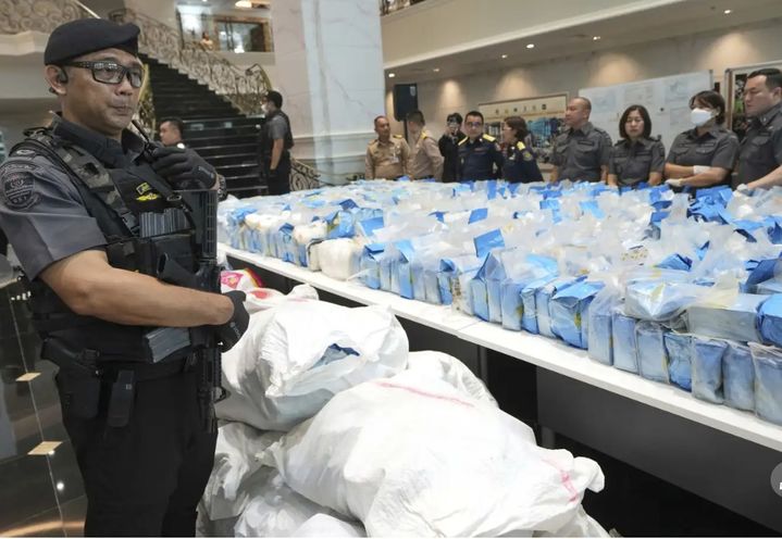 [방콕=AP/뉴시스] 태국 당국이 23일 방콕에서 밀수 직전 관광선에서 압수한 메스암페타민을 공개하고 있다.2025.06.24. *재판매 및 DB 금지