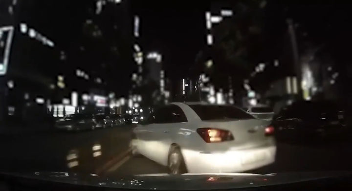 [부산=뉴시스] 2024년 5월 부산 부산진구의 한 도로에서 보험사기 일당이 고의로 교통사고를 내는 모습. (사진=부산경찰청 제공) 2025.06.24. photo@newsis.com *재판매 및 DB 금지