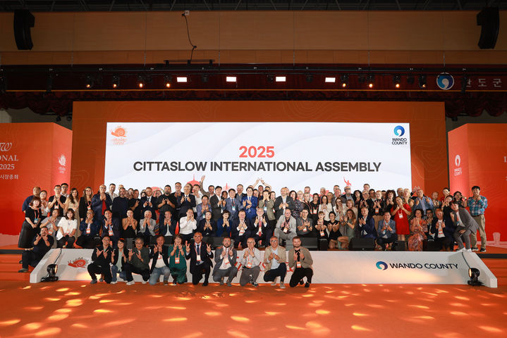 [광주=뉴시스] 전남 완도군은 24일 '힐링 총회와 힐링 타임(Healing General Assembly, Healing Time)'이라는 주제로 지난 19일부터 4일 동안 열린 '2025 국제슬로시티연맹 시장 총회'가 성공적으로 마무리됐다고 밝혔다. (사진=완도군 제공). 2025.06.24. photo@newsis.com *재판매 및 DB 금지