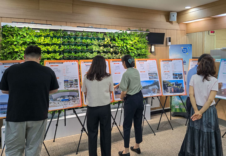 [창녕=뉴시스] 경남 창녕군청 민원봉사과 로비에서 지난해 우수주택 순회 전시회를 열고 있다. (사진= 창녕군 제공) 2025.06.24. photo@newsis.com *재판매 및 DB 금지
