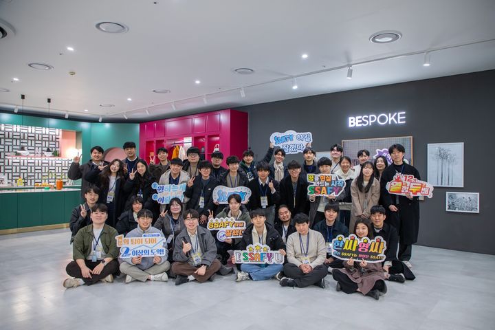 [서울=뉴시스]삼성은 24일 오후 서울 강남구 SSAFY 서울캠퍼스에서 12기 수료식을 개최했다. 사진은 SSAFY 12기 수료생들. (사진 = 삼성) photo@newsis.com&nbsp; *재판매 및 DB 금지