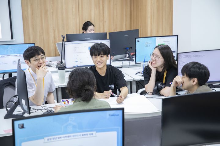 [서울=뉴시스]삼성은 24일 오후 서울 강남구 SSAFY 서울캠퍼스에서 12기 수료식을 개최했다. 사진은 SSAFY 12기 수료생들. (사진 = 삼성) photo@newsis.com&nbsp; *재판매 및 DB 금지