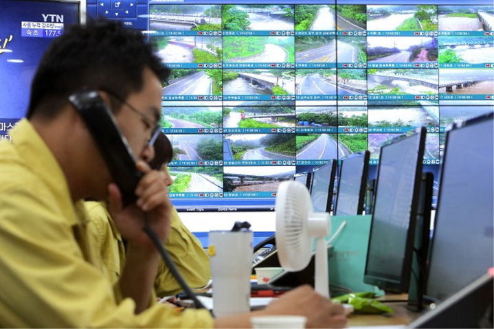 [인제=뉴시스] 24일 인제군(군수 최상기)은 장마가 시작됨에 따라 침수‧산사태 등 여름철 자연재난에 대비한 대응 체계를 본격 가동한다 고 밝혔다. 사진은 지난해 인제군 호우비상대책반 모습.인제군 제공. *재판매 및 DB 금지