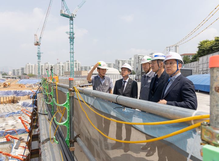 사진 왼쪽부터 최영준 서울원 MXD현장소장, 김영민 한국건축구조기술사회장, 양승철 서울원 CB현장소장, 박홍근 HDC현대산업개발 시공혁신단장, 김재요 광운대학교 건축공학과 교수. (사진=HDC현대산업개발 제공) *재판매 및 DB 금지