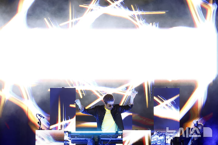 [파리=AP/뉴시스] 프랑스 페트 드 라 뮤지크(fete de la musique)에서 한 뮤지션이 공연하고 있다. 2021.06.21