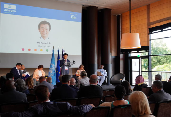 [진주=뉴시스] 조규일 경남 진주시장이 '제17회 유네스코 창의도시 연례회의'에서 우수 문화정책 사례를 발표하고 있다. (사진=진주시 제공) 2025.06.24. photo@newsis.com *재판매 및 DB 금지