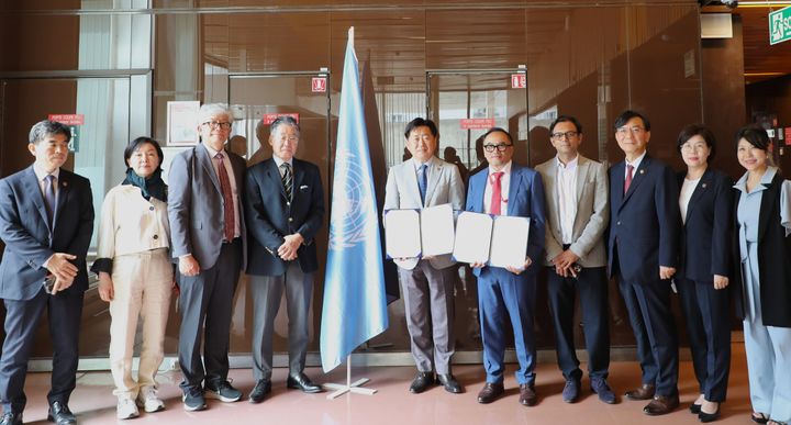 [제주=뉴시스] 제주도는 23일 프랑스 파리 유네스코(UNESCO) 본부에서 유네스코 국제직원협회와 워케이션·런케이션 활성화를 를 위한 업무협약을 하고 있다. (사진=제주도 제공) 2025.06.24. photo@newsis.com *재판매 및 DB 금지