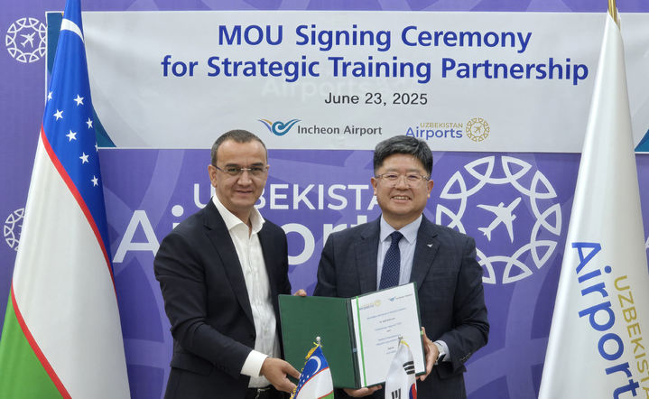 [서울=뉴시스] 지난 23일 우즈베키스탄 타쉬켄트에서 진행된 인천국제공항공사와 우즈벡공항공사 간 ‘항공 전문인력 육성 지원을 위한 교육협력 MOU 체결식’에서 신가균 인천국제공항공사 경영본부장(오른쪽)이 살로히딘 나시로프(Salokhiddin Nasirov) 우즈베키스탄공항공사 운영분야 총괄 부사장과 교육 협력 양해각서를 체결하고 기념촬영을 하고 있다. 2025.06.24. (사진=인천공항공사 제공) photo@newsis.com *재판매 및 DB 금지