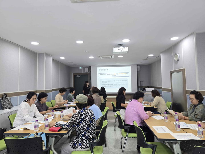 [밀양=뉴시스] 여성친화도시 시민참여단이 여성회관에서 역량 강화 이론 교육을 받고 있다. (사진=밀양시 제공) 2025.06.24. photo@newsis.com *재판매 및 DB 금지