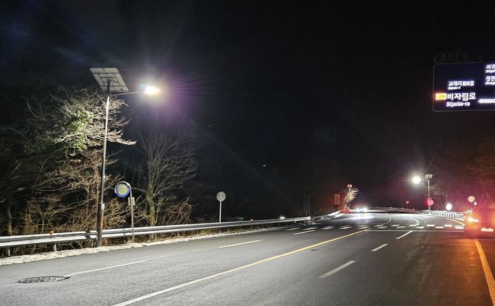 [제주=뉴시스] 제주시 5·16도로 입구에 설치한 태양광 가로등. (사진=제주도 제공) photo@newsis.com *재판매 및 DB 금지