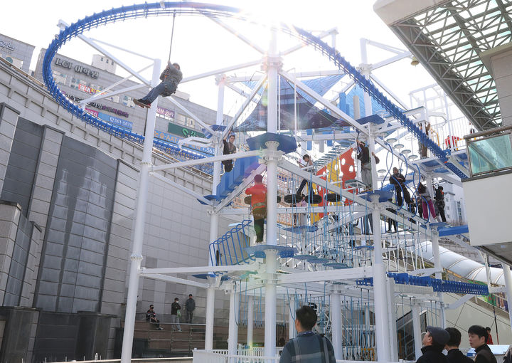 [대구=뉴시스] 도시철도 2호선 용산역 남쪽 광장의 넓은 공간에 10억원을 투입해 만든 달서 하이로프·클라이밍장. (사진=대구시 달서구 제공) 2025.06.24. photo@newsis.com *재판매 및 DB 금지