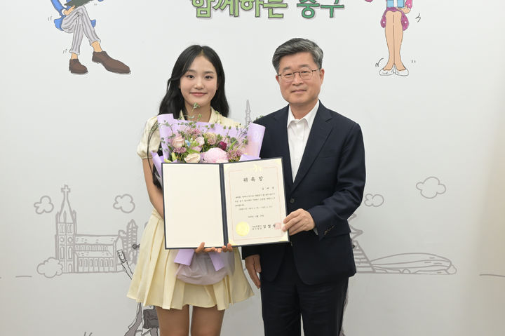 [서울=뉴시스] 서울 중구가 지난 23일 국악인 겸 트로트 가수 김태연을 '중구 홍보대사 2호'로 위촉했다고 24일 밝혔다. 2025.06.24 (사진 제공=중구청) photo@newsis.com *재판매 및 DB 금지