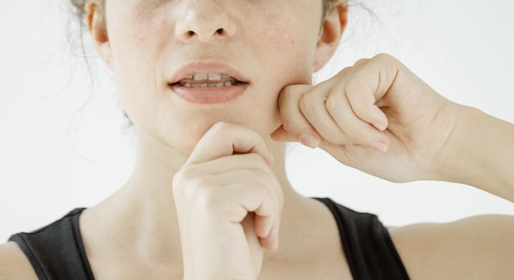 [서울=뉴시스] 반복적으로 특정한 표정을 짓거나 손으로 얼굴을 마사지해 효과를 얻는 이른바 '얼굴 요가'(Face yoga)가 온라인상에서 인기를 끌고 있다. (사진=KaramMD 홈페이지 갈무리) 2025.06.24&nbsp; *재판매 및 DB 금지