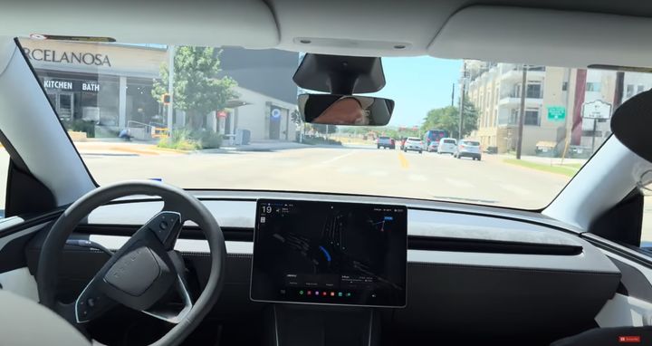 [서울=뉴시스] 테슬라가 미국 텍사스주 오스틴에서 무인 로보택시를 시범운행하고 있다고 밝히면서 테슬라 주가가 사상 최고치에 근접했다. (사진=테슬라 데일리 유튜브 채널 영상 갈무리) 2025.12.15. *재판매 및 DB 금지