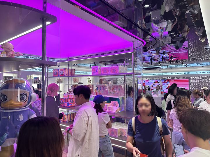 [서울=뉴시스]전병훈 기자 = 지난 14일 팝마트 코리아 홍대점에서 고객들이 팝마트 제품을 둘러보고 있다 *재판매 및 DB 금지