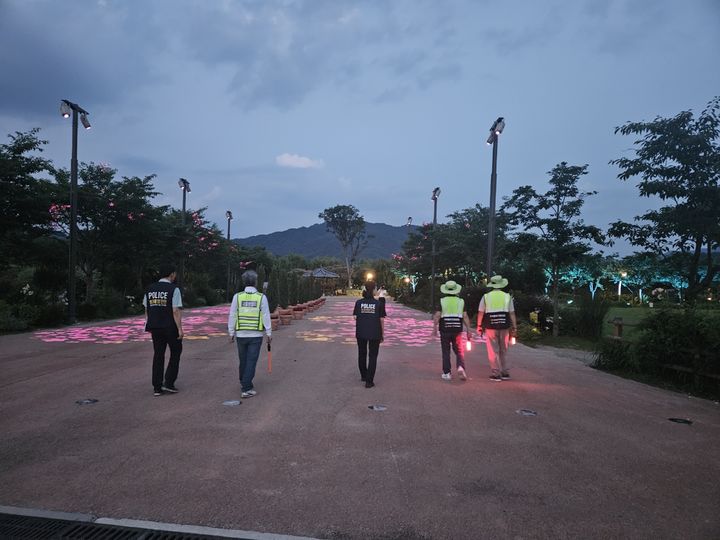 [거창=뉴시스] 거창군 창포원 야간 순찰 사진 (사진=거창군 제공) 2025. 06. 24. photo@newsis.com *재판매 및 DB 금지