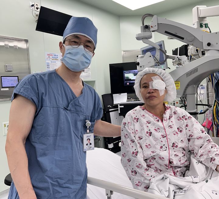 [부산=뉴시스] 신발 제조기업 '창신'은 24년간 베트남 현지에서 쌓아온 진정성 있는 사회공헌 활동의 결실로 실명 위기에 처했던 현지 직원에게 새로운 빛을 선물했다고 24일 밝혔다. (사진=창신 제공) 2025.06.24. photo@newsis.com *재판매 및 DB 금지