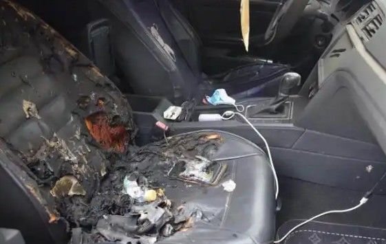 [서울=뉴시스]승용차 조수석에서 스마트폰이 폭발하며 차량 내부가 심하게 타는 사고가 발생했다.(사진=장성왕) *재판매 및 DB 금지