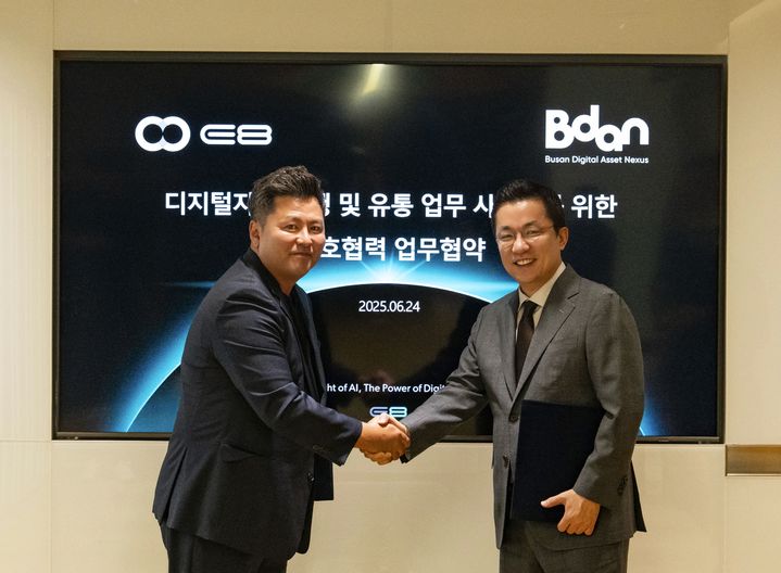 [부산=뉴시스] 김상민 부산디지털자산거래소 대표(오른쪽)와 김진현 이에이트 대표가 24일 서울 송파구 이에이트 본사에서 업무협약을 체결하고 있다. (사진=부산디지털자산거래소 제공) 2025.06.24. photo@newsis.com *재판매 및 DB 금지