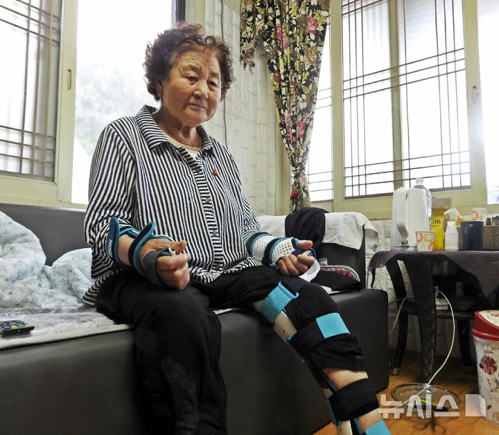 [제주=뉴시스] 오영재 기자 = 제주도 4·3 유적지 해설사 홍춘호 할머니가 지난 20일 서귀포시 안덕면 동광리 자택에서 인터뷰하고 있다. 홍 할머니는 지난달 24일 해설 중 낙상 사고로 양쪽 손목이 골절되는 등 부상을 입었다. 2025.06.24. oyj4343@newsis.com  