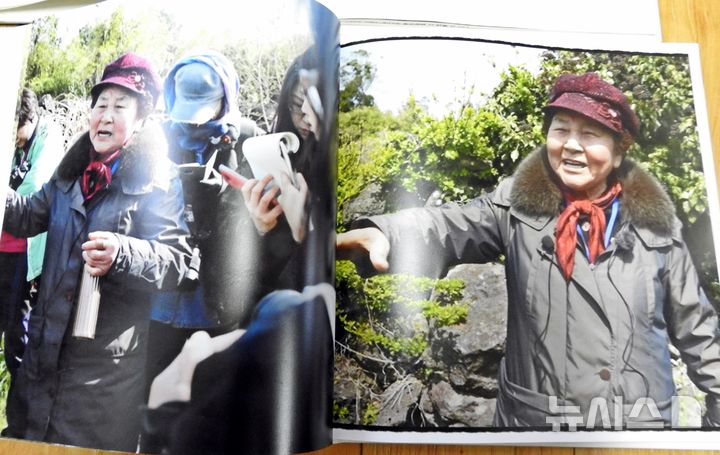 [제주=뉴시스] 오영재 기자 = 지난 20일 서귀포시 안덕면 동광리에서 촬영한 제주도 4·3 유적지 해설사 홍춘호 할머니의 해설하는 모습. 홍 할머니는 지난달 24일 해설 중 낙상 사고로 양쪽 손목이 골절되는 등 부상을 입었다. 2025.06.24. oyj4343@newsis.com  