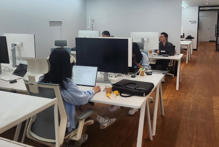 [제주=뉴시스] 제주도가 추진한 공공기관 워케이션 첫 사업으로 한국동서발전 직원들이 23일부터 제주시 원도심에 위치한 공공형 워케이션 오피스에서 근무하면서 체험프로그램에 참여하고 있다. (사진=제주도 제공) 2025.06.24. photo@newsis.com *재판매 및 DB 금지