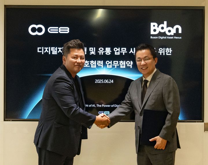 김진현 이에이트 대표(왼쪽)와 김상민 Bdan 대표(오른쪽)가 MOU 체결 후 기념사진을 촬영하고 있다. (사진=E8) *재판매 및 DB 금지