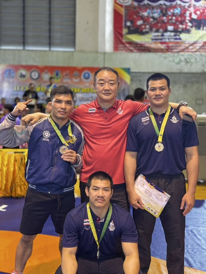 [서울=뉴시스]대한체육회는 24일 2025 스포츠 공적개발원조(ODA) 사업을 추진해 개발도상국의 스포츠 역량 강화를 돕고 이를 통해 국제 스포츠 교류를 확대하겠다고 밝혔다. 사진은 태국에 파견된 김영일 감독과 태국 레슬링 대표팀 선수들의 모습(사진=대한체육회 제공) 2025.06.24. photo@newsis.com *재판매 및 DB 금지