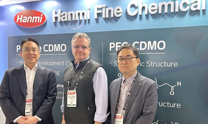 [서울=뉴시스] 지난 18일 미국 보스턴에서 개최된 바이오 USA에서 한미정밀화학과 에드젠바이오텍이 Mpox 백신 공동 개발을 위한 미팅을 진행했다. (왼쪽부터 박성준 한미정밀화학 사업개발팀 팀장,기욤 르루아 에드젠바이오텍 CEO, 박철현 한미정밀화학 사업본부 상무) (사진=한미정밀화학 제공) 2025.06.24. photo@newsis.com *재판매 및 DB 금지