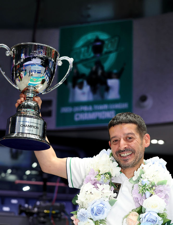 무라트 나지 초클루가 트로피를 들어올리며 기념 사진을 찍고 있다. 2025.06.23. (사진=프로당구협회 제공) *재판매 및 DB 금지