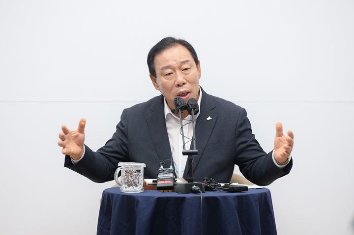 [세종=뉴시스] 송승화 기자 = 24일 보람동 세종시청에서 기자 간담회 하는 최민호 세종시장. 2025.06.24. ssong1007@newsis.com *재판매 및 DB 금지